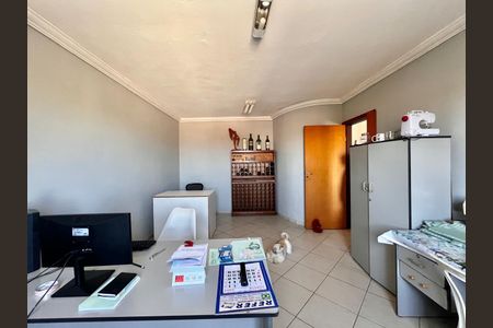 Casa à venda com 297m², 5 quartos e 4 vagas Casa à venda com 297m², 5 quartos e 4 vagasEscritório