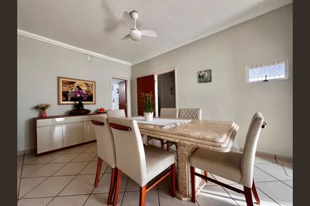 Casa à venda com 297m², 5 quartos e 4 vagas Casa à venda com 297m², 5 quartos e 4 vagasSala de Jantar