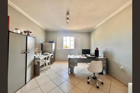 Casa à venda com 297m², 5 quartos e 4 vagas Casa à venda com 297m², 5 quartos e 4 vagasEscritório