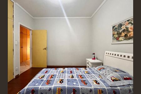 Casa à venda com 297m², 5 quartos e 4 vagas Casa à venda com 297m², 5 quartos e 4 vagasQuarto 1