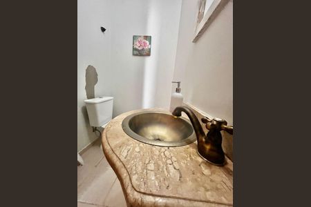 Casa à venda com 297m², 5 quartos e 4 vagas Casa à venda com 297m², 5 quartos e 4 vagasLavabo