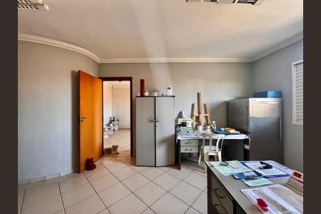 Casa à venda com 297m², 5 quartos e 4 vagas Casa à venda com 297m², 5 quartos e 4 vagasEscritório