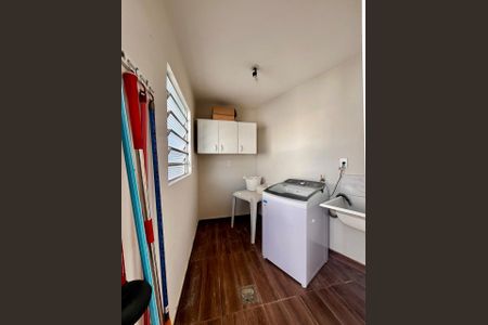 Casa à venda com 297m², 5 quartos e 4 vagas Casa à venda com 297m², 5 quartos e 4 vagasÁrea de Serviço