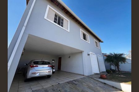 Casa à venda com 297m², 5 quartos e 4 vagas Casa à venda com 297m², 5 quartos e 4 vagasFachada
