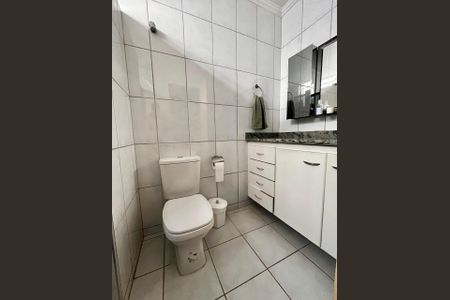 Casa à venda com 297m², 5 quartos e 4 vagas Casa à venda com 297m², 5 quartos e 4 vagasBanheiro da Suíte 1