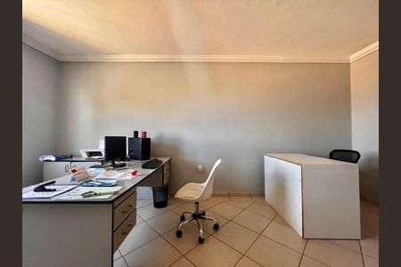 Casa à venda com 297m², 5 quartos e 4 vagas Casa à venda com 297m², 5 quartos e 4 vagasEscritório