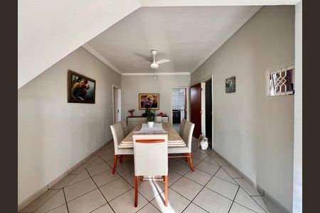 Casa à venda com 297m², 5 quartos e 4 vagas Casa à venda com 297m², 5 quartos e 4 vagasSala de Jantar
