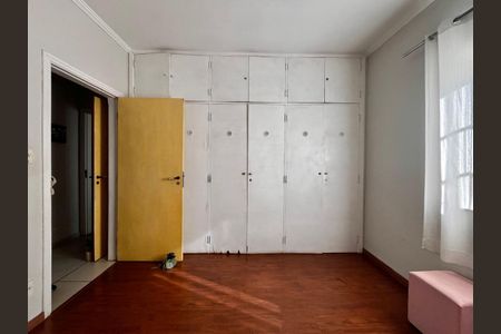 Casa à venda com 297m², 5 quartos e 4 vagas Casa à venda com 297m², 5 quartos e 4 vagasQuarto 2