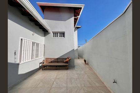 Casa à venda com 297m², 5 quartos e 4 vagas Casa à venda com 297m², 5 quartos e 4 vagasÁrea externa