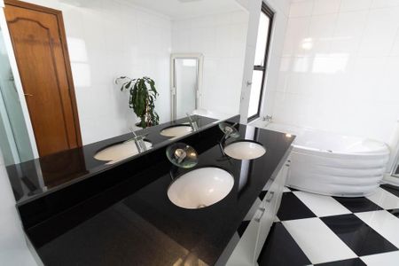 Apartamento à venda com 300m², 4 quartos e 4 vagasBanheiro da Suíte 1