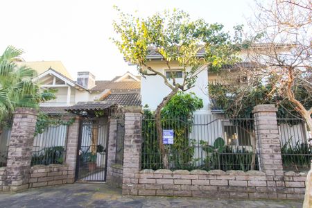 Casa à venda com 550m², 8 quartos e 6 vagasFachada