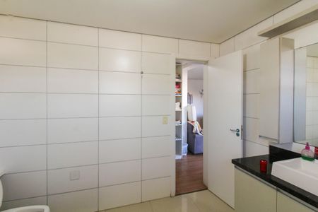 Casa à venda com 550m², 8 quartos e 6 vagasBanheiro da Suíte 5