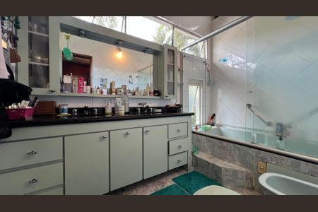 Casa à venda com 230m², 5 quartos e 2 vagasBanheiro da Suíte 3 e 4