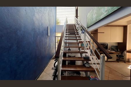 Casa à venda com 230m², 5 quartos e 2 vagasEscada