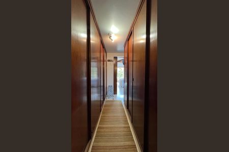 Casa à venda com 230m², 5 quartos e 2 vagasCloset da suíte 3 e 4