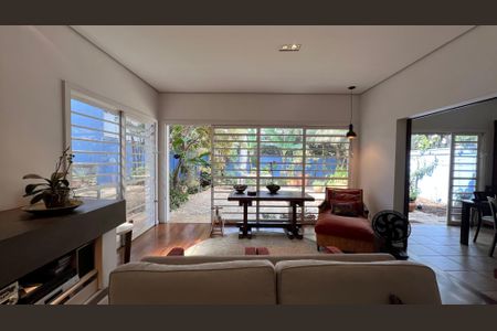 Casa à venda com 230m², 5 quartos e 2 vagasSala