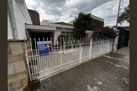 Casa para alugar com 250m², 2 quartos e 6 vagasFachada + Placa
