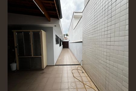 Casa para alugar com 250m², 2 quartos e 6 vagasCorredor Garagem