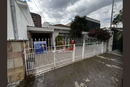 Casa para alugar com 250m², 2 quartos e 6 vagasFachada + Placa