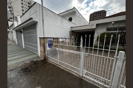 Casa para alugar com 250m², 2 quartos e 6 vagasFachada + Placa