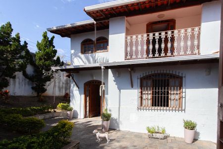 Casa para alugar com 387m², 4 quartos e 3 vagas Casa para alugar com 387m², 4 quartos e 3 vagasFachada