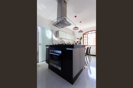 Casa para alugar com 387m², 4 quartos e 3 vagas Casa para alugar com 387m², 4 quartos e 3 vagasCozinha