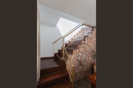 Casa para alugar com 387m², 4 quartos e 3 vagas Casa para alugar com 387m², 4 quartos e 3 vagasEscada