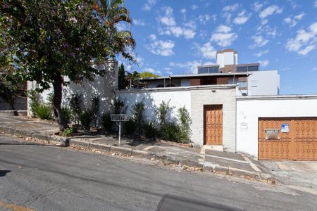 Casa para alugar com 387m², 4 quartos e 3 vagas Casa para alugar com 387m², 4 quartos e 3 vagasFachada