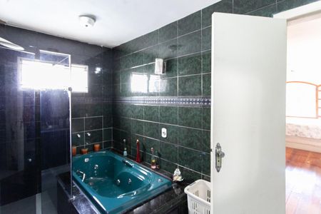 Casa para alugar com 387m², 4 quartos e 3 vagas Casa para alugar com 387m², 4 quartos e 3 vagasBanheiro da Suíte 1