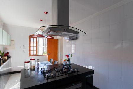 Casa para alugar com 387m², 4 quartos e 3 vagas Casa para alugar com 387m², 4 quartos e 3 vagasCozinha