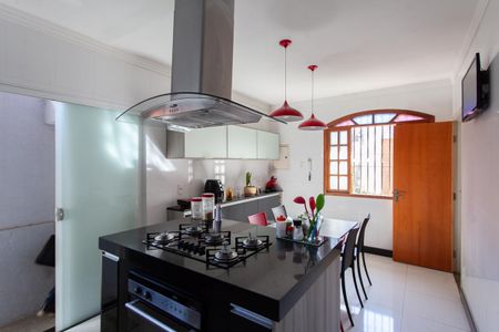 Casa para alugar com 387m², 4 quartos e 3 vagas Casa para alugar com 387m², 4 quartos e 3 vagasCozinha