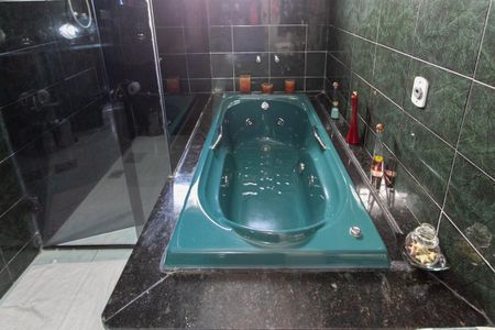 Casa para alugar com 387m², 4 quartos e 3 vagas Casa para alugar com 387m², 4 quartos e 3 vagasBanheiro da Suíte 1