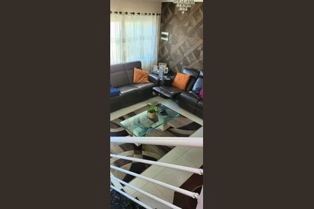 Casa à venda com 200m², 3 quartos e 7 vagas Casa à venda com 200m², 3 quartos e 7 vagasSala