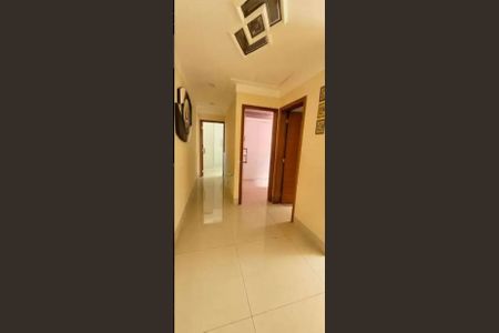 Casa à venda com 200m², 3 quartos e 7 vagas Casa à venda com 200m², 3 quartos e 7 vagasCorredor