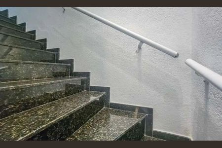 Casa à venda com 200m², 2 quartos e 3 vagasEscada