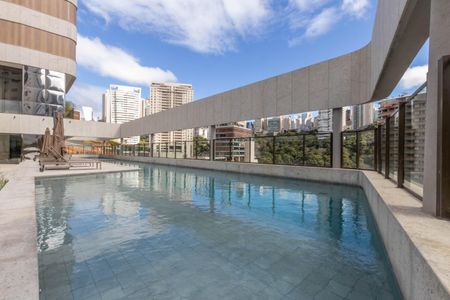 Apartamento à venda com 377m², 4 quartos e 4 vagas Apartamento à venda com 377m², 4 quartos e 4 vagasÁrea comum - Piscina