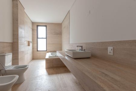 Apartamento à venda com 377m², 4 quartos e 4 vagas Apartamento à venda com 377m², 4 quartos e 4 vagasBanheiro da Suíte 2