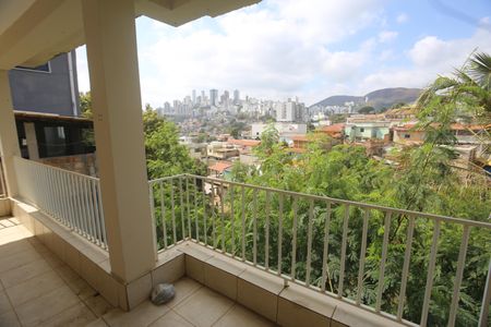 Casa à venda com 720m², 4 quartos e 2 vagasQuarto