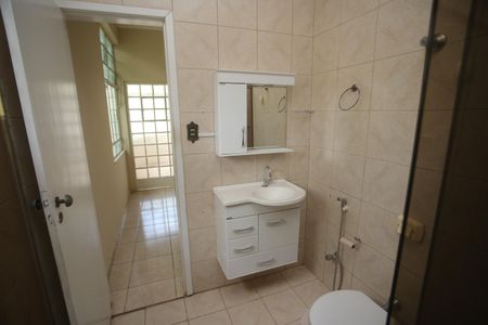 Casa à venda com 720m², 4 quartos e 2 vagasBanheiro 2