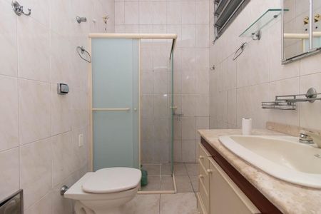 Casa à venda com 216m², 3 quartos e 2 vagasBanheiro da Suíte