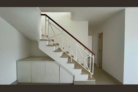 Apartamento para alugar com 140m², 2 quartos e 2 vagas Apartamento para alugar com 140m², 2 quartos e 2 vagasEscada