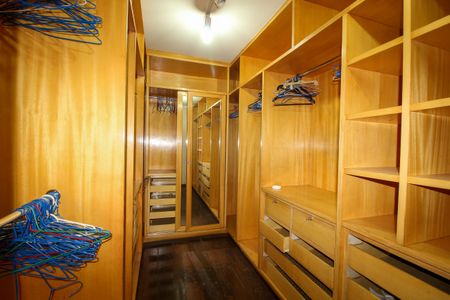 Apartamento à venda com 280m², 5 quartos e 1 vagaCloset da Suíte 2