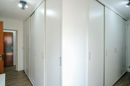 Casa à venda com 442m², 4 quartos e 6 vagasCloset da suíte