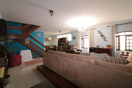 Casa à venda com 3 quartos, 240m² em Vila Carrão, São Paulo