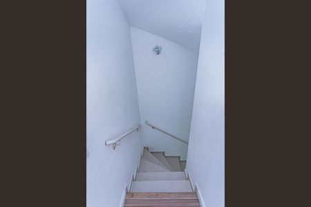 Casa à venda com 140m², 3 quartos e 2 vagas Casa à venda com 140m², 3 quartos e 2 vagasEscada