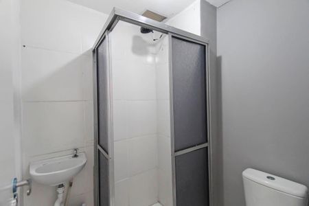 Banheiro de kitnet/studio para alugar com 1 quarto, 27m² em Vila Santa Clara, São Paulo
