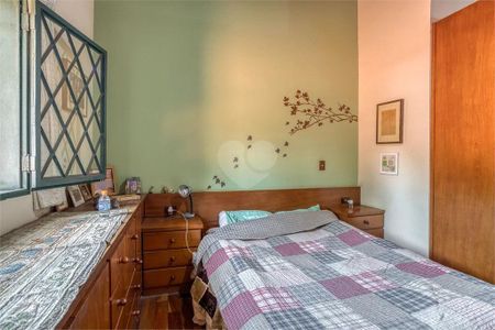 Casa à venda com 379m², 6 quartos e 4 vagas Casa à venda com 379m², 6 quartos e 4 vagasQuarto