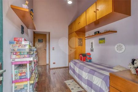 Casa à venda com 379m², 6 quartos e 4 vagas Casa à venda com 379m², 6 quartos e 4 vagasQuarto