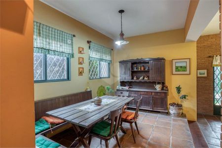 Casa à venda com 379m², 6 quartos e 4 vagas Casa à venda com 379m², 6 quartos e 4 vagasCozinha