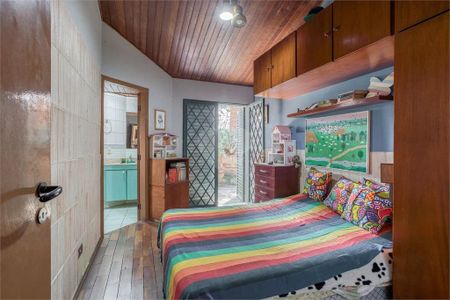 Casa à venda com 379m², 6 quartos e 4 vagas Casa à venda com 379m², 6 quartos e 4 vagasQuarto